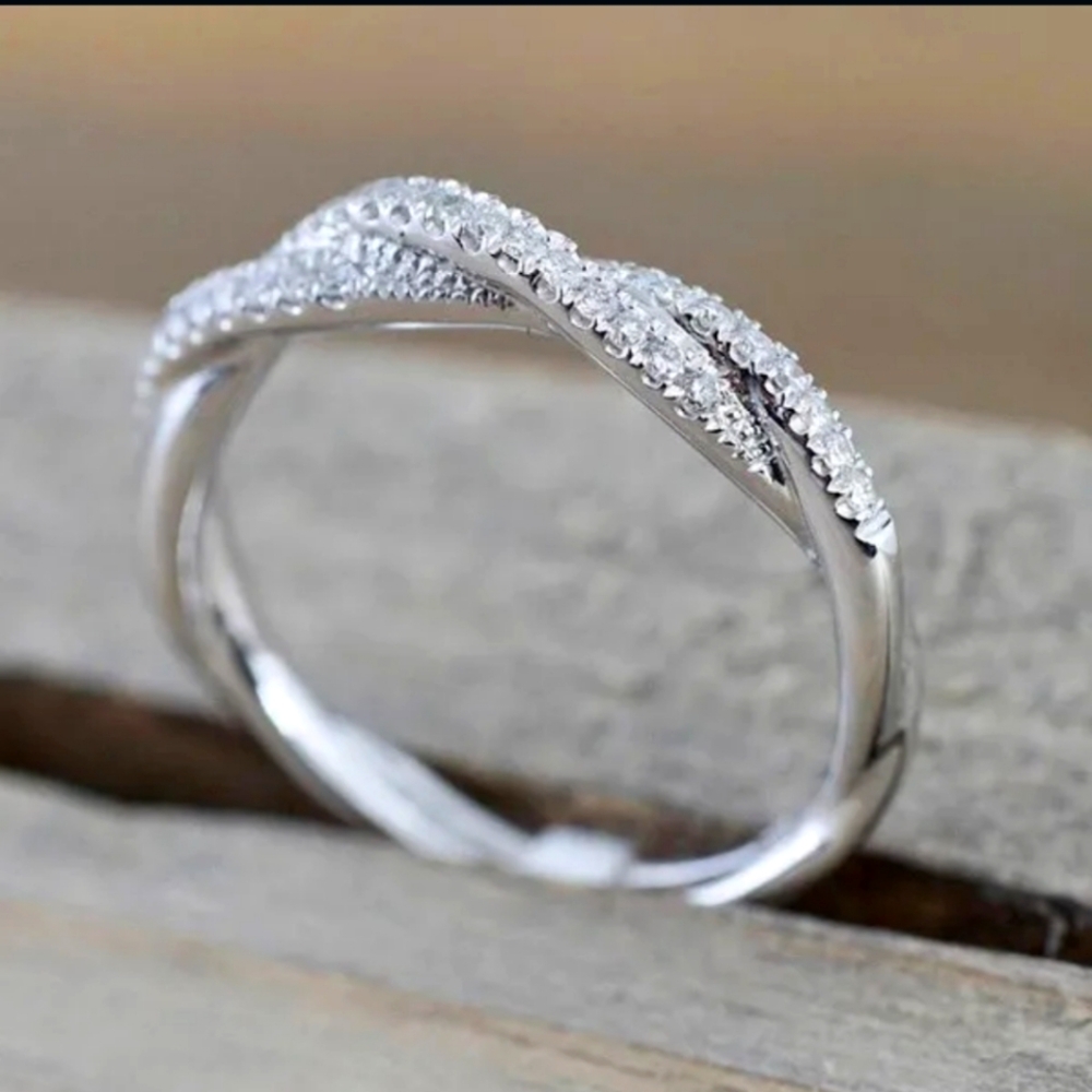 NWT Chic Cubic Zirconia Twist Ring